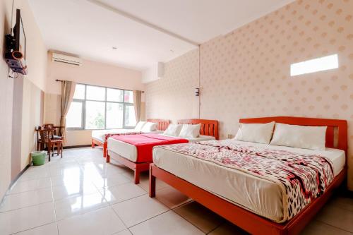 Giường trong phòng chung tại Hotel Bintang