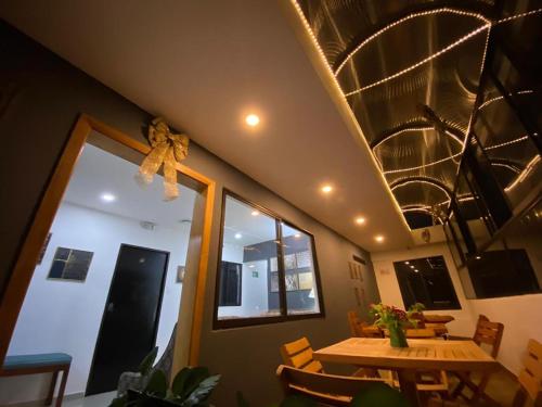 International Hostel Medellin في ميديلين: غرفة طعام مع طاولة وقوس على السقف