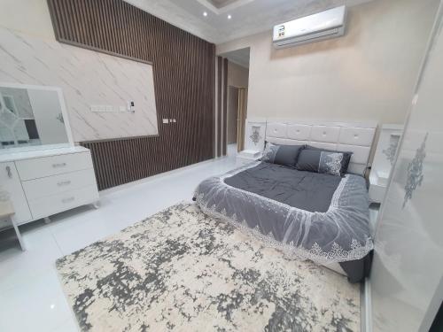 Un pat sau paturi într-o cameră la شاليه الشهد