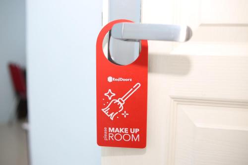 a red door handle with a sign that says make up room at RedDoorz Syariah near Suncity Mall Madiun in Madiun