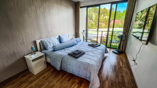 Säng eller sängar i ett rum på Sunrise Villa Resort