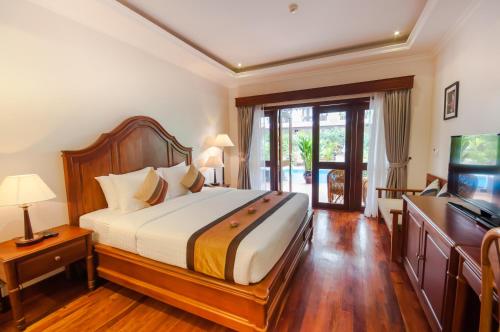 Postel nebo postele na pokoji v ubytování Saem Siemreap Hotel