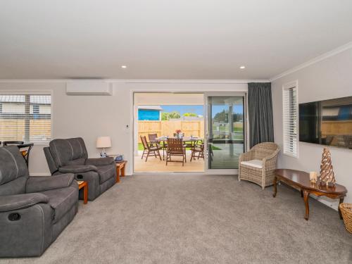 Zona de estar de Peaceful on Palm - Whitianga Holiday Home