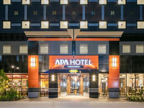 un hotel con un cartel en la parte delantera en APA Hotel Nagoya Ekimae en Nagoya