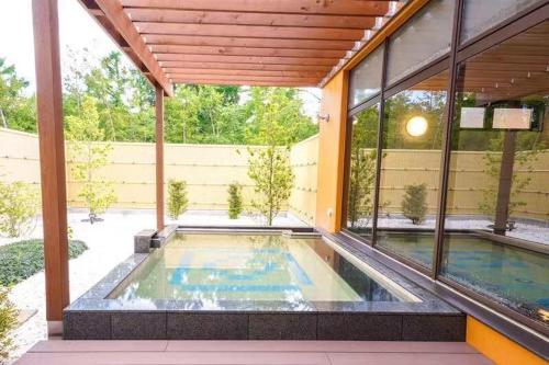 - une piscine au milieu d'une maison dans l'établissement Fujinomori Hotel, à Fujikawaguchiko