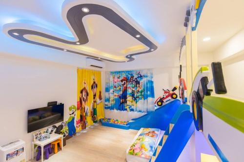 TV a/nebo společenská místnost v ubytování Kids Fun B&B