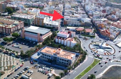 an aerial view of a city with a red arrow at Atico con vistas in Telde