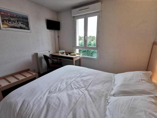 Un pat sau paturi într-o cameră la Hôtel de La Poste
