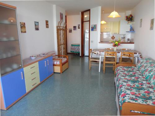 een woonkamer met een keuken en een eetkamer bij Sea view flat just 70m from the beach in Porto Santa Margherita di Caorle