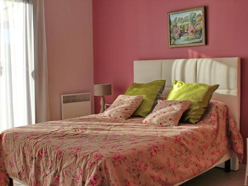 a pink bedroom with a bed with green pillows at Gîte Culey, 3 pièces, 4 personnes - FR-1-585-24 in Culey