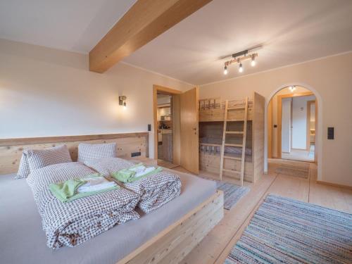1 dormitorio con 1 cama grande en una habitación en Ferienwohnung-3-Sonntagskoepfl, en Fügenberg