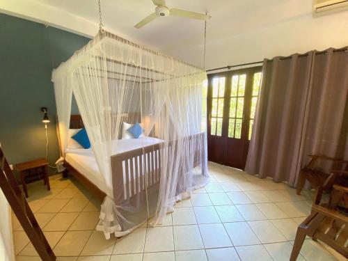 Unawatuna Nor Lanka Hotel tesisinde bir odada yatak veya yataklar