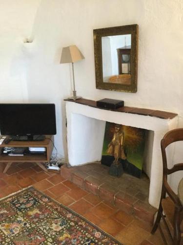 - un salon avec une cheminée et un miroir dans l'établissement Maisonette Palazzu Pigna, à Pigna