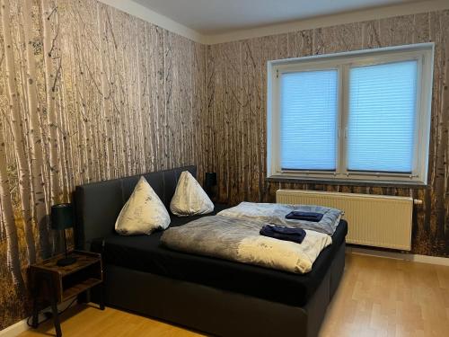 a bedroom with a bed and a window at Cottbuser City Ferienwohnung in Cottbus