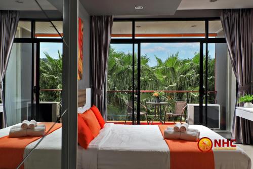 um quarto com 2 camas e uma varanda em Nai Harn Condominium em Praia de Naihan