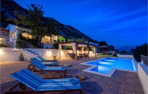 Amazing Home In Zvecanjegata