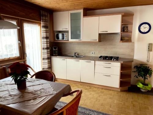 Kuchyň nebo kuchyňský kout v ubytování Residence Lastei