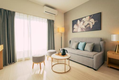uma sala de estar com um sofá e uma mesa em 谷町君 HOTEL 恵美須町72 em Osaka