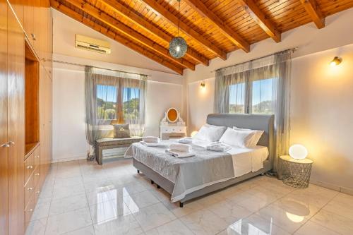 Postel nebo postele na pokoji v ubytování Luxury Mansion Rhodes