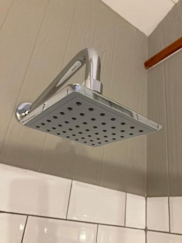 a chrome shower head hanging from the ceiling at Anglers Paradise in Eersterivierstrand
