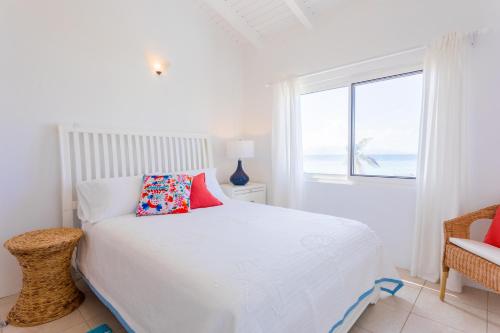 Ένα ή περισσότερα κρεβάτια σε δωμάτιο στο Coralito Bay Suites & Villas