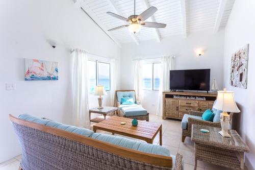 TV a/nebo společenská místnost v ubytování Coralito Bay Suites & Villas