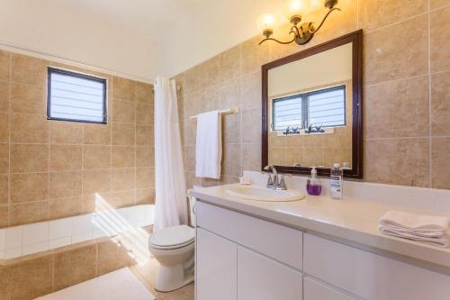 Koupelna v ubytování Coralito Bay Suites & Villas