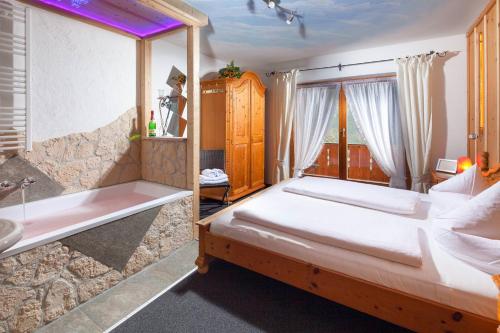 een slaapkamer met een groot bed en een raam bij Ferienhaus Angerer in Berchtesgaden