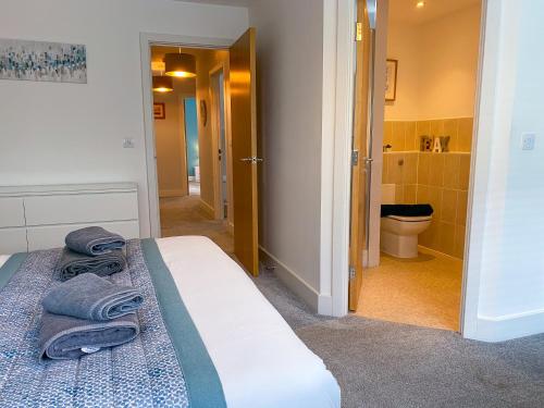 En eller flere senge i et værelse på The Chaucer - Modern 3 Bed Home with parking close to city centre