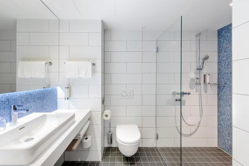 Holiday Inn Express - Berlin - Alexanderplatz, an IHG Hotel tesisinde bir banyo