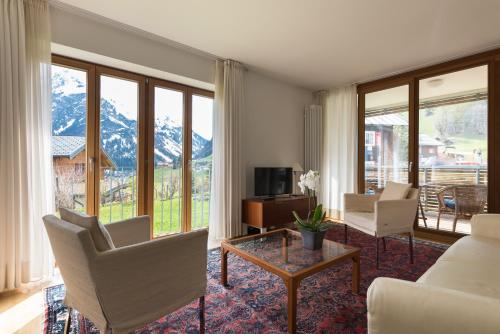 a living room with a view of a mountain at Ferienwohnungen am Walmendingerhorn in Mittelberg