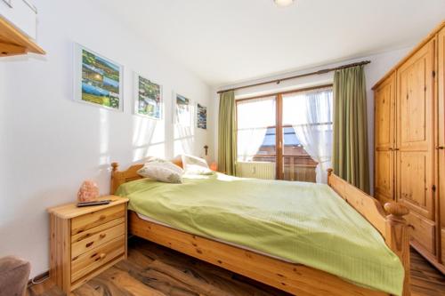 ライト・イム・ヴィンクルにあるFerienwohnung Lea-Stübchenのベッドルーム(緑のベッド1台、窓付)