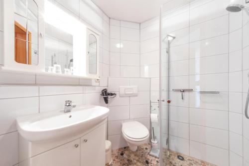 ライト・イム・ヴィンクルにあるFerienwohnung Lea-Stübchenの白いバスルーム(洗面台、トイレ付)