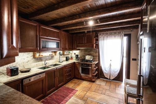 Кухня или мини-кухня в Villa Belvedere
