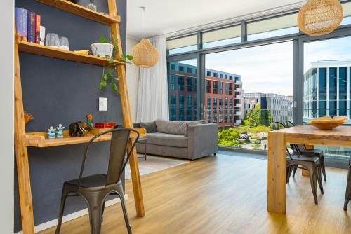 een woonkamer met een tafel en stoelen en een bank bij The Axis Luxury Apartments in Kaapstad