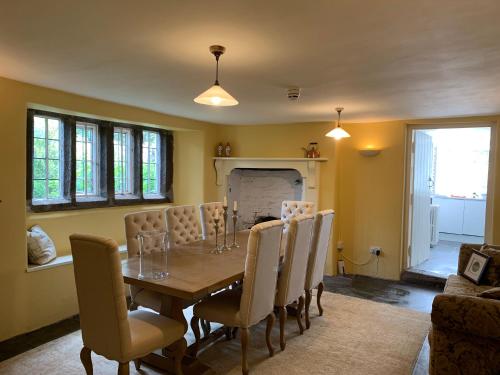 Sortridge Manor - Leat House في تافيستوك: غرفة طعام مع طاولة وكراسي