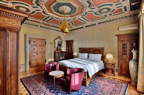 a bedroom with a bed and a table and chairs at Hotel Villa Fiordaliso in Gardone Riviera