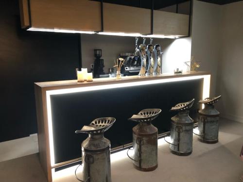 Ο χώρος του lounge ή του μπαρ στο The Originals Boutique Hôtel Spa Beuzeville Honfleur Sud