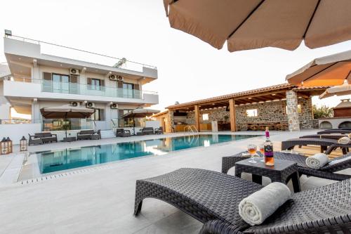 un complexe avec une piscine et un hôtel dans l'établissement Ktima Kritikos, à Paradeísion