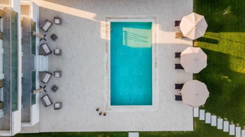 an overhead view of a swimming pool with umbrellas at Ktima Kritikos in Paradeísion
