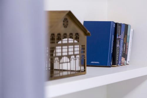 a book shelf with a model of a bird cage at K2 SUITE in Thessaloniki