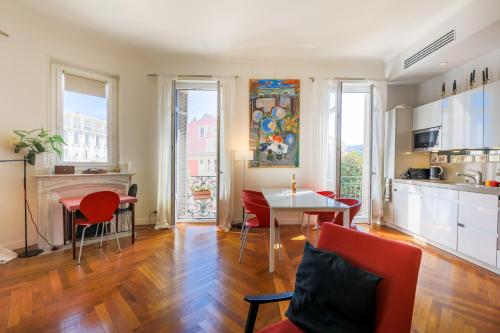une cuisine et un salon avec une table et des chaises dans l'établissement Victor Hugo Palais AP3061 by Riviera Holiday Homes, à Nice