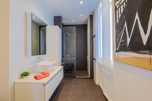 y baño con lavabo y espejo. en Victor Hugo Palais AP3061 by Riviera Holiday Homes, en Niza