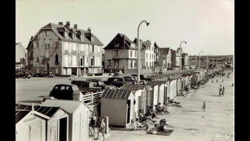 une ancienne photo en noir et blanc d'une rue avec des bâtiments dans l'établissement Villa Trémail - La plage au pied de votre chambre, à Wimereux