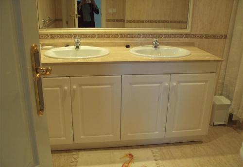 bagno con 2 lavandini e specchio di Luxurious flat with splendid views a Orihuela Costa