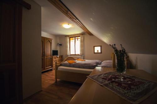 Säng eller sängar i ett rum på Chata Myšák