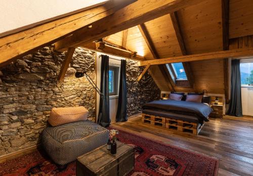 ein Schlafzimmer mit einem Bett und einem Sofa in einem Zimmer in der Unterkunft Waldhaus Rudolfshöhe in Bad Gastein