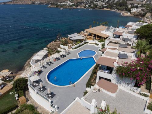 vista aerea di un resort con piscina di YAZ Yalıkavak a Yalıkavak