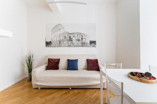 - un salon avec un canapé et une table dans l'établissement FAMM Apartments - Charming and cozy Flat at Pantheon, à Rome