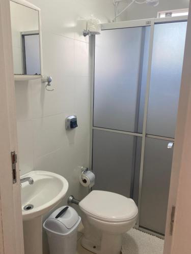 uma casa de banho branca com um WC e um lavatório em AP FRENTE À PRAÇA BEM LOCALIZADO 02 em São José